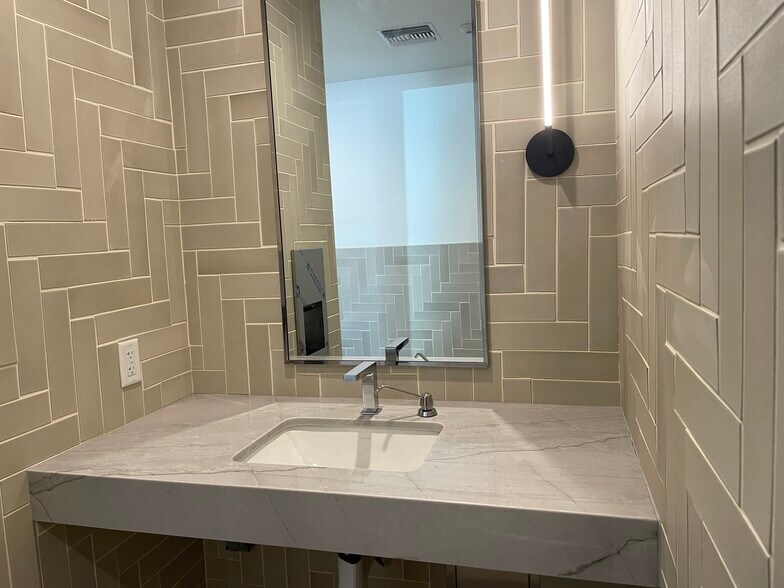 More Photos Of 4005 W Jefferson Blvd, Los Angeles Loft Creative Space For Lease