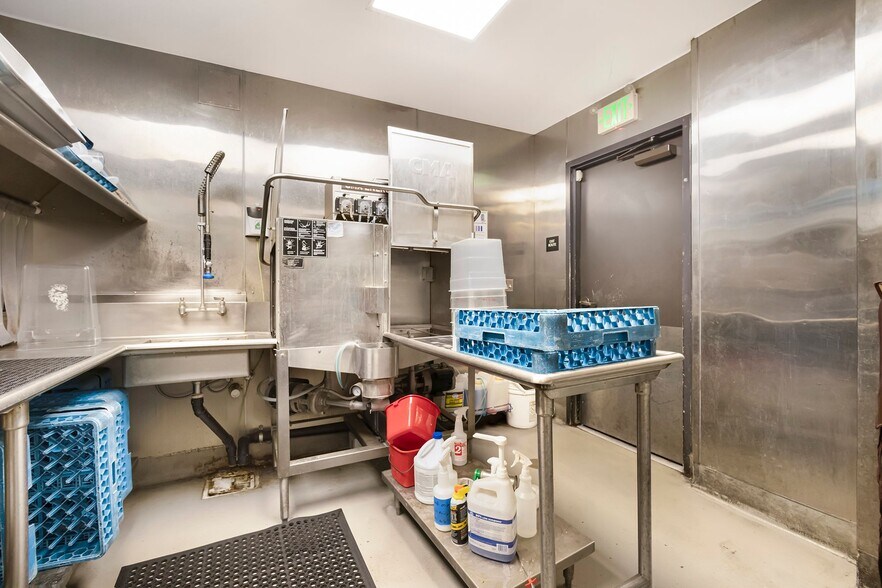 More Photos Of 229 Broadway St, Chico Bar For Sale