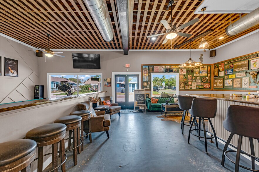 More Photos Of 4301 Avenue S, Galveston Storefront For Sale