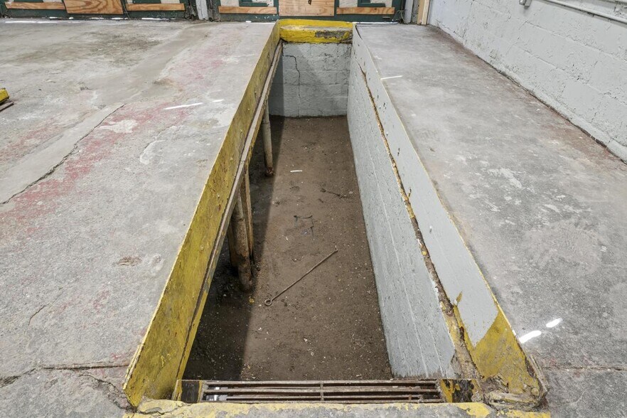 More Photos Of 178 Columbia Tpke, Rensselaer Auto Repair For Sale