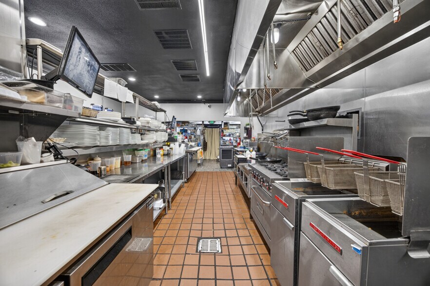 More Photos Of 7121 Governors Cir, Sacramento Restaurant For Sale