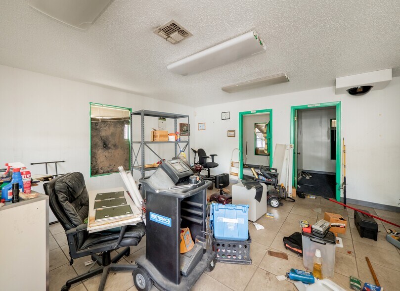 More Photos Of 8212 Georgian Dr, Austin Office For Sale