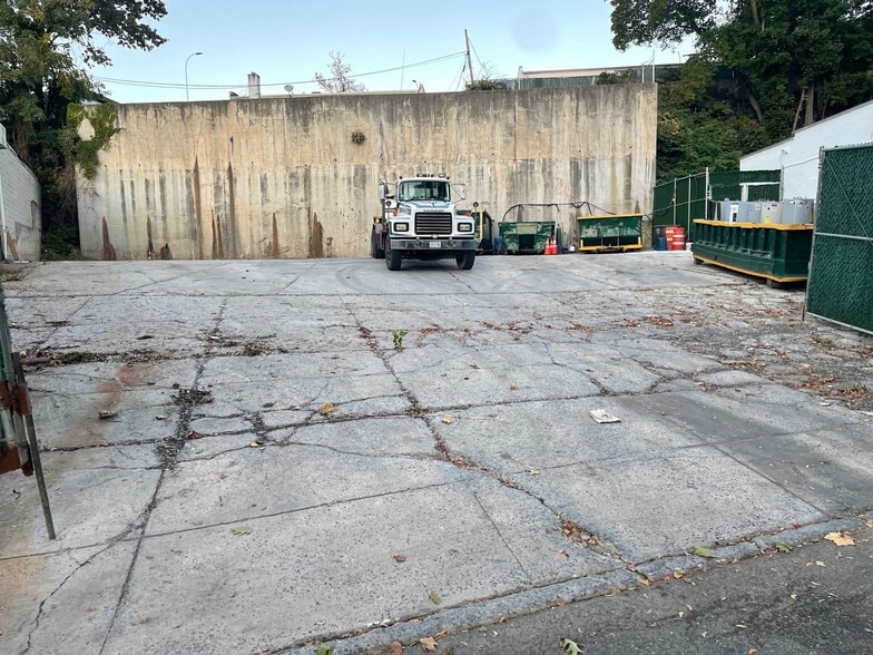 More Photos Of 71 Water Mill ln, Great Neck Land For Lease