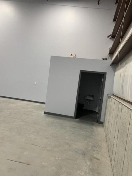 More Photos Of 232 Huttleston Ave, Fairhaven Service For Lease