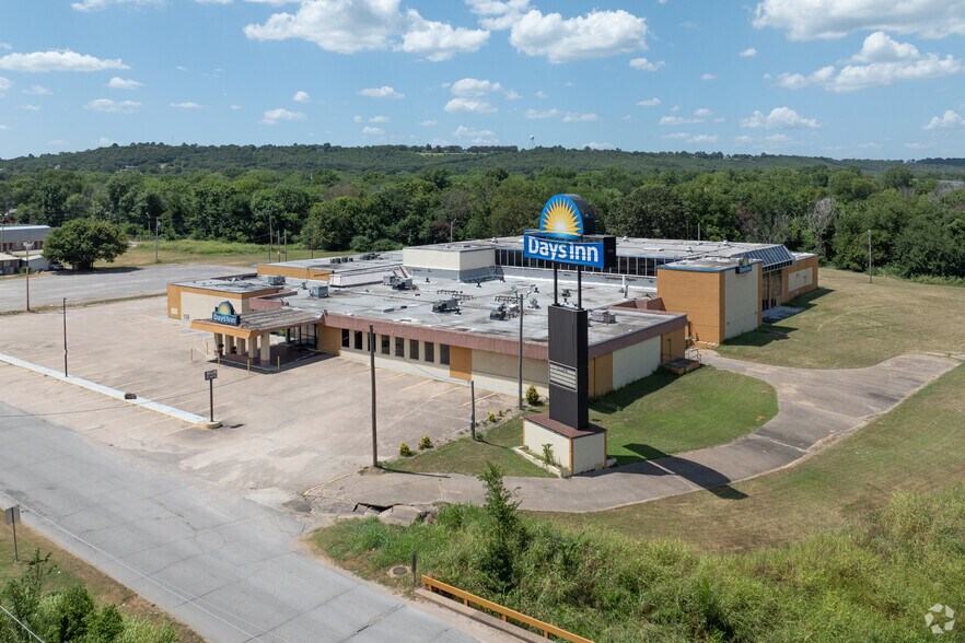 More Photos Of 810 E Trudgeon St, Henryetta Hotel For Sale