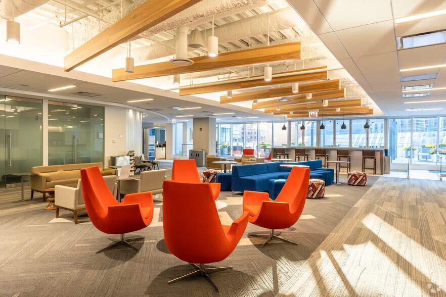 More Photos Of 161 N Clark St, Chicago Office For Lease