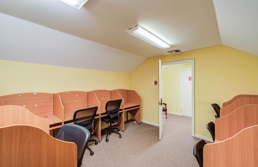 More Photos Of 11201 Steeplepark Dr, Houston Office Residential For Sale