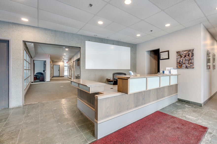 More Photos Of 47 Antares Dr, Ottawa Warehouse For Lease