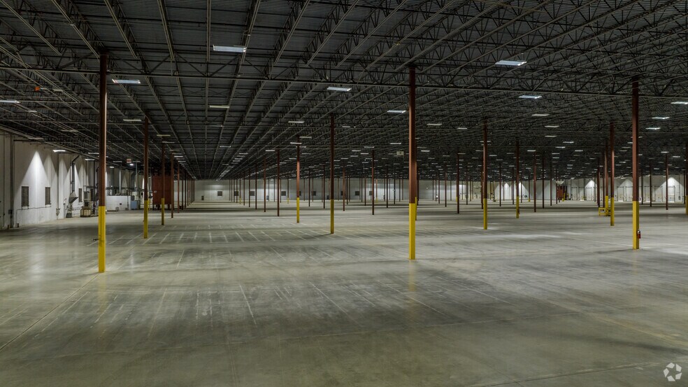 More Photos Of 4800 Corporation Dr, Fayetteville Distribution For Lease