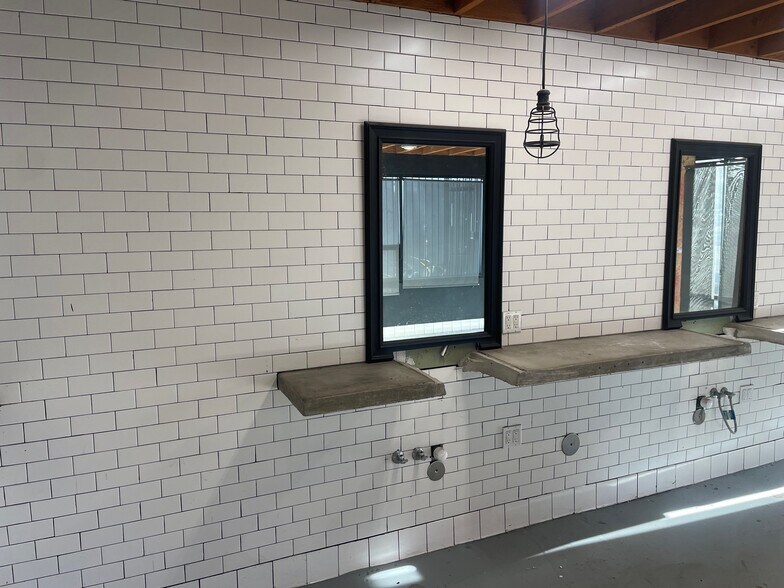 More Photos Of 428 Lincoln Blvd, Venice Freestanding For Lease