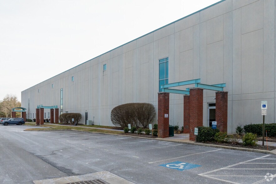 More Photos Of 4 Applegate Dr, Robbinsville Warehouse For Lease