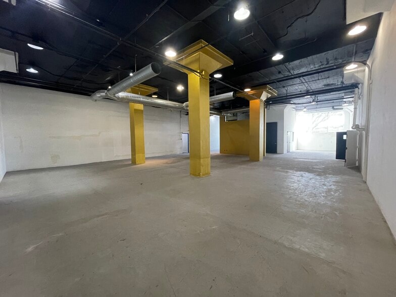 More Photos Of 7000 Romaine St, Los Angeles Showroom For Lease