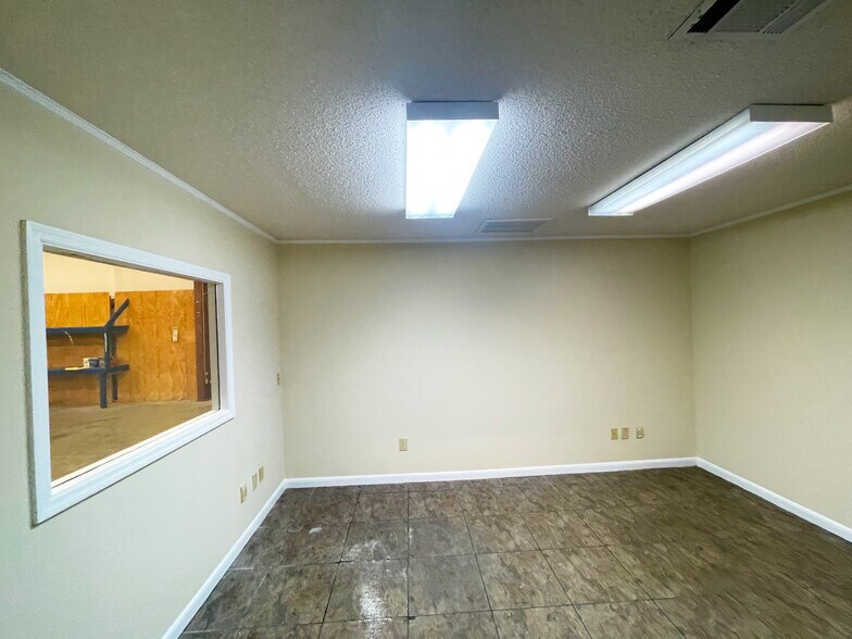 More Photos Of 6027 Business Park Dr, Columbus Flex For Lease