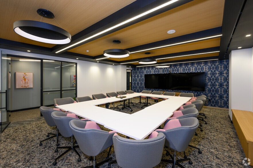 More Photos Of 2000 Pennsylvania Ave NW, Washington Office For Lease