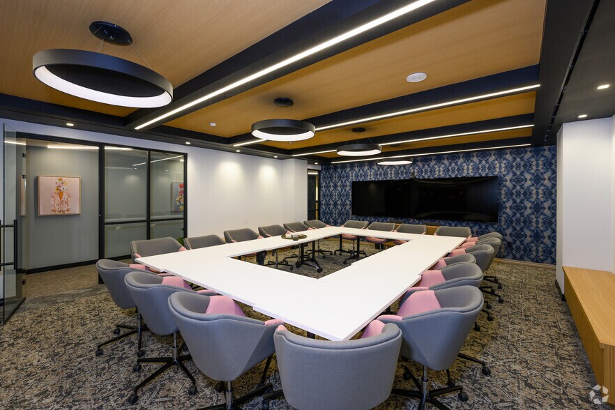 More Photos Of 2000 Pennsylvania Ave NW, Washington Office For Lease