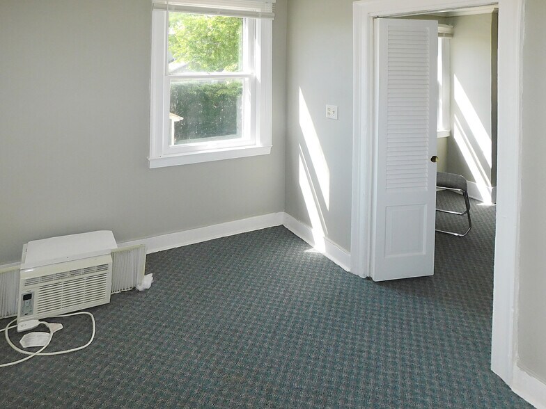 More Photos Of 122 E Main St, Rockton Office For Lease