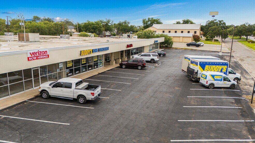 More Photos Of 600-612 E Main St, Uvalde Storefront For Lease