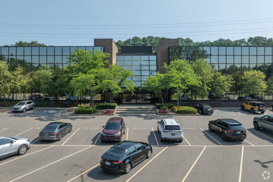 More Photos Of 300 E Long Lake Rd, Bloomfield Hills Office For Sale