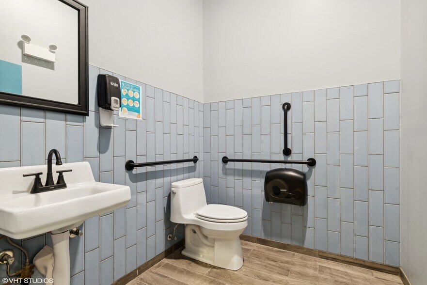 More Photos Of 3522 N Halsted St, Chicago Bar For Sale