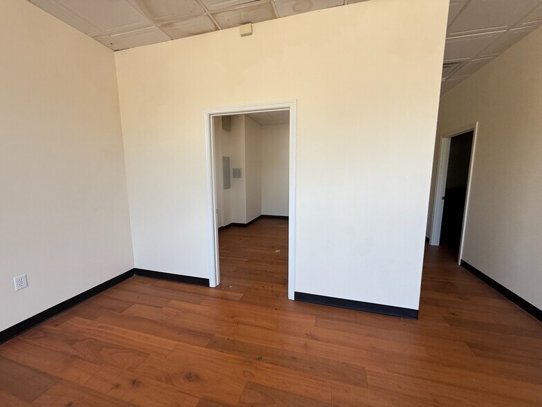 More Photos Of 356 S Broadway, Salem Unknown For Lease