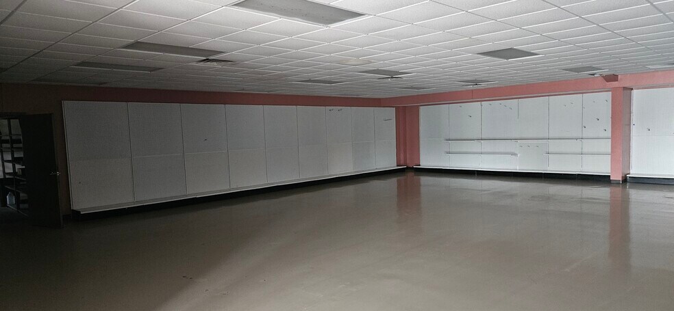 More Photos Of 140 E Mill St, Hillsboro Manufacturing For Sale