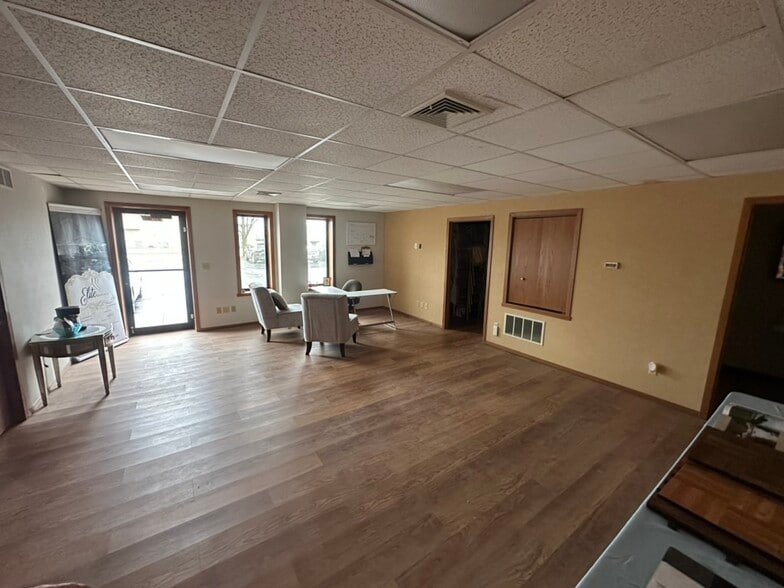 More Photos Of 1120-1130 Ashwaubenon St, Green Bay Service For Lease