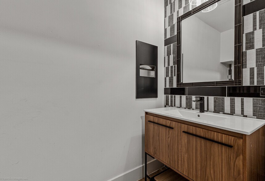 More Photos Of 1380 River Bend Dr, Dallas Office For Sale