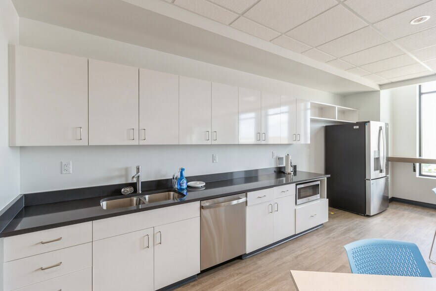 More Photos Of 1465 SW Park Square Dr, Ankeny Office For Lease