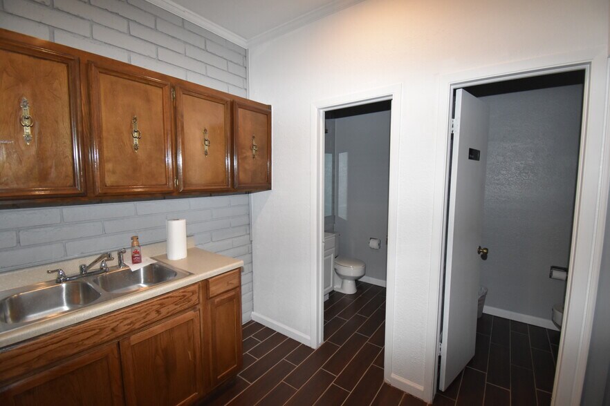 More Photos Of 3711 Admiral St, El Paso Office For Lease