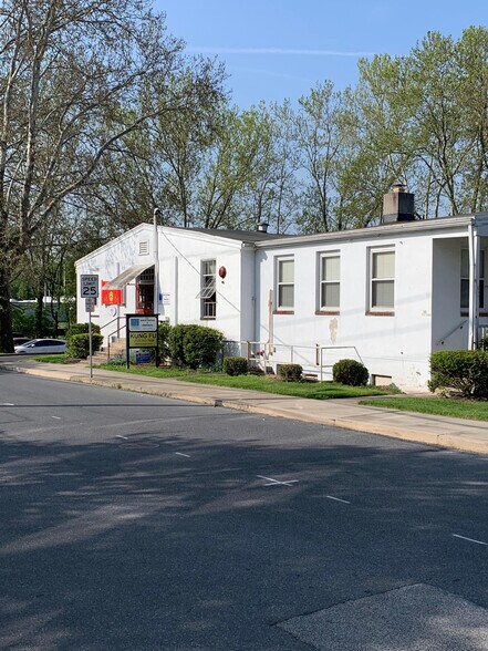 More Photos Of 160 S Poplar St, Elizabethtown Showroom For Lease