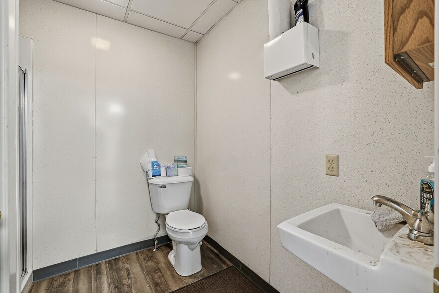 More Photos Of 5500 Prairie Dr, Plover Flex For Sale