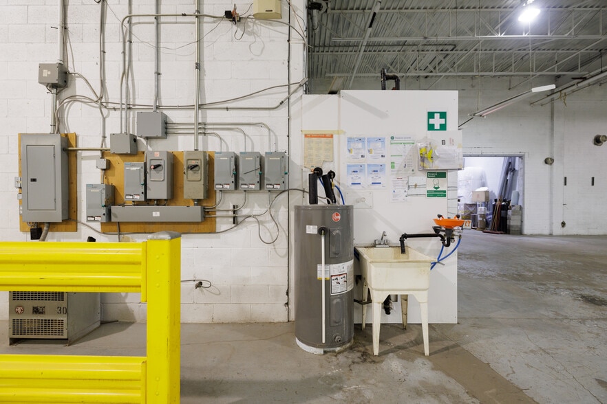More Photos Of 16791-16821 Boul Hymus, Kirkland Warehouse For Lease