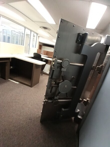 More Photos Of 407 Erwin Rd, Stonewall Freestanding For Sale