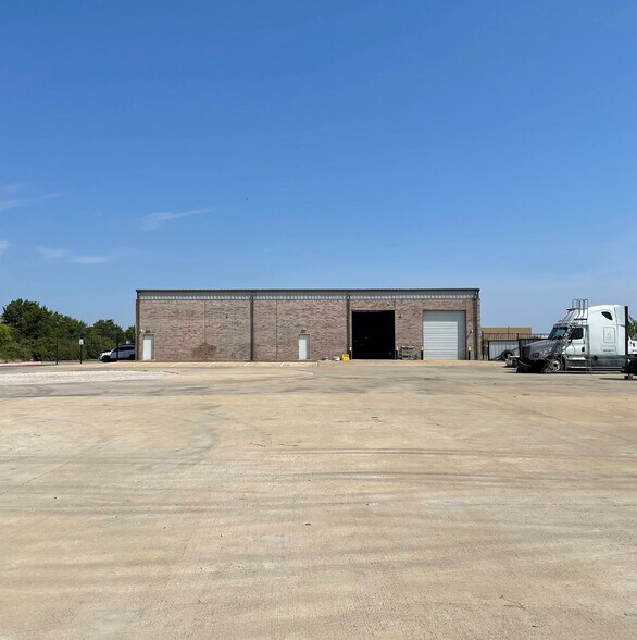 More Photos Of 316 Ezell Dr, DeSoto Warehouse For Sale