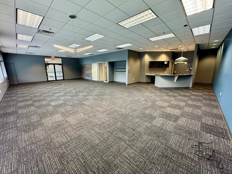 More Photos Of 801 N Perryville Rd, Rockford Freestanding For Lease