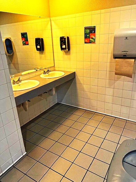 More Photos Of 1311 Adams Ave, La Grande Sports And Entertainment For Sale