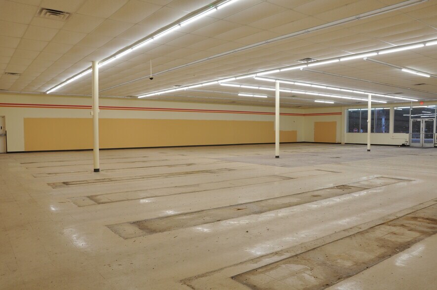 More Photos Of 704 W 3rd Ave N, Aurora Freestanding For Sale