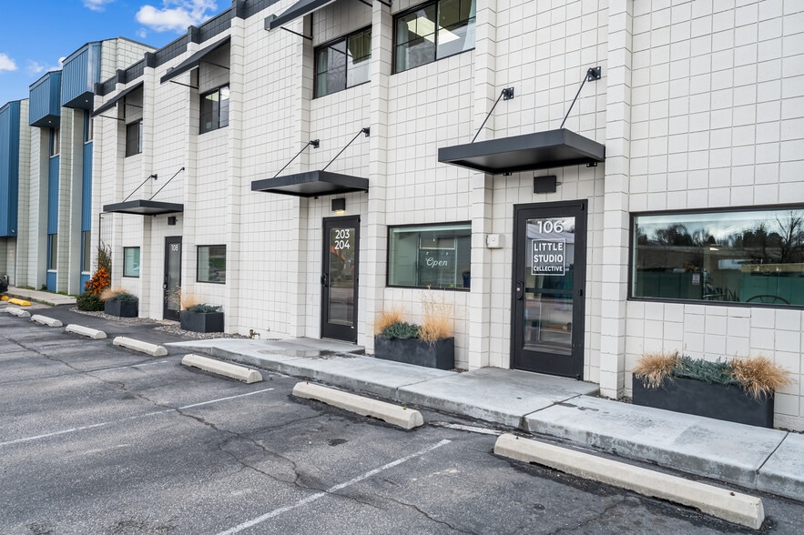 More Photos Of 104-108 W 31st St, Garden City Light Manufacturing For Sale