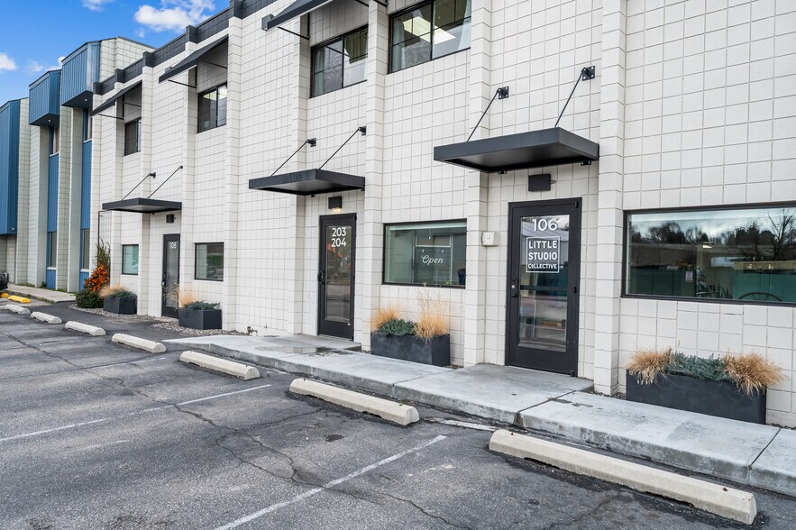 More Photos Of 104-108 W 31st St, Garden City Light Manufacturing For Sale