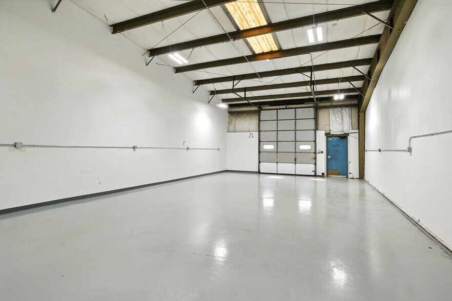 More Photos Of 37 Saint Jacques Ave, Agawam Warehouse For Lease