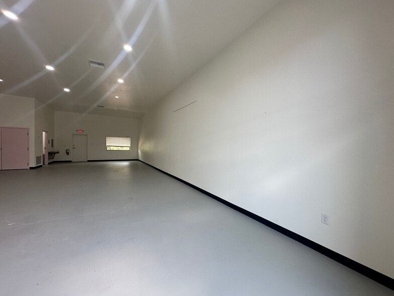 More Photos Of 741 Tillman Pl, Plant City Light Distribution For Lease