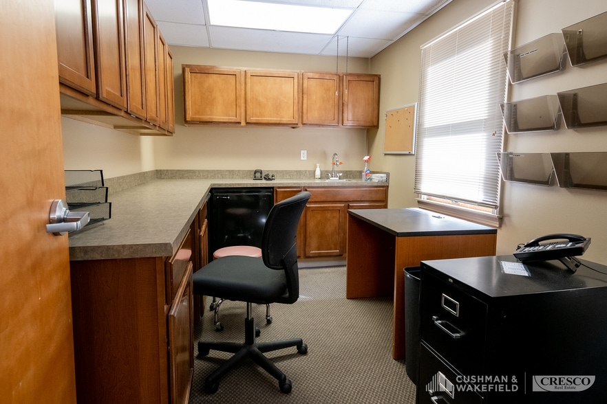 More Photos Of 5555 Mayfield Rd, Cleveland Office For Sale