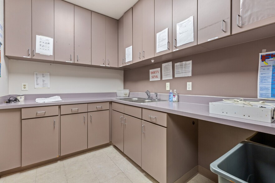 More Photos Of 8363 Meadow Rd, Dallas Office For Sale