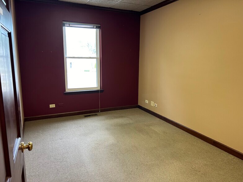 More Photos Of 564 S Washington St, Naperville Office For Lease