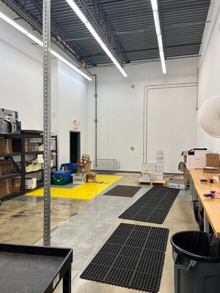 More Photos Of 17824-17826 Edison Ave, Chesterfield Flex For Lease