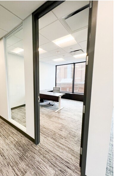 More Photos Of 250 E Wisconsin Ave, Milwaukee Office For Lease
