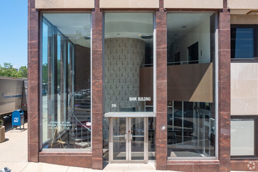 More Photos Of 216 W Madison St, Waukegan Office For Sale