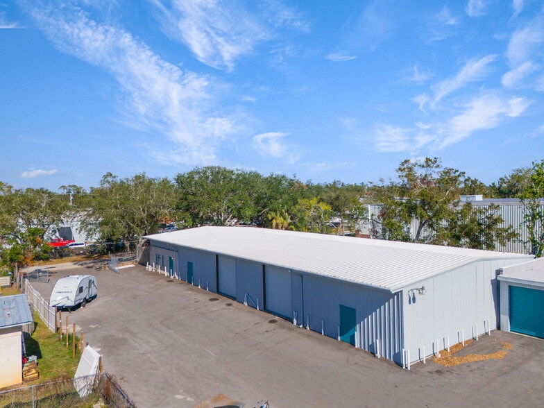 More Photos Of 3945 Sawyer Rd, Sarasota Self Storage For Lease