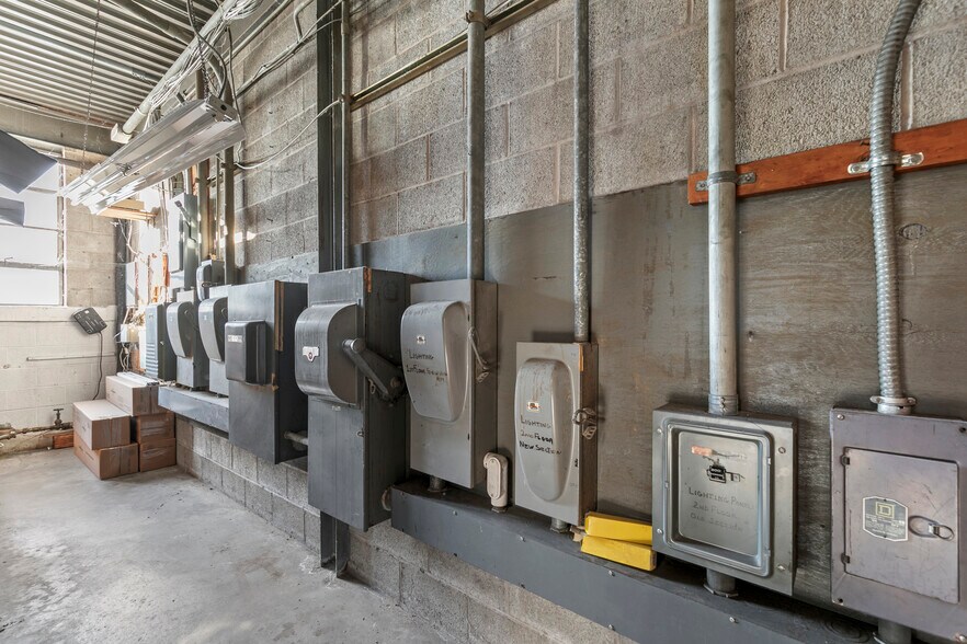 More Photos Of 373 Lexington Ave, New Haven Warehouse For Sale