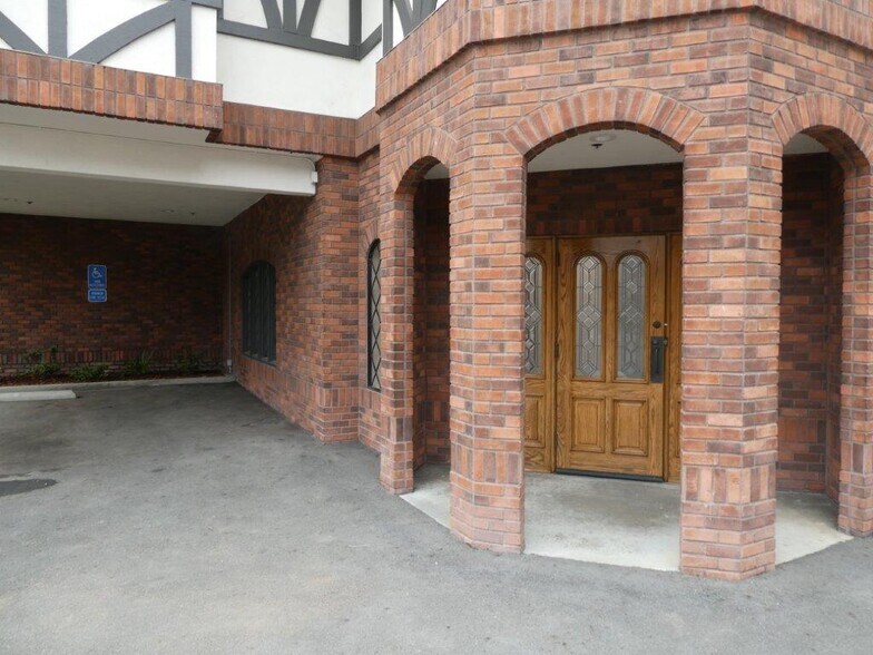 More Photos Of 1411 Railroad St, Glendale Warehouse For Lease